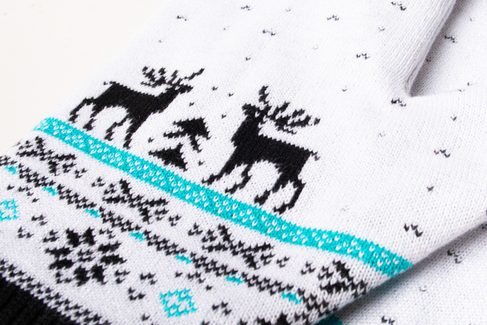 Белые вязаные варежки "Северные олени"