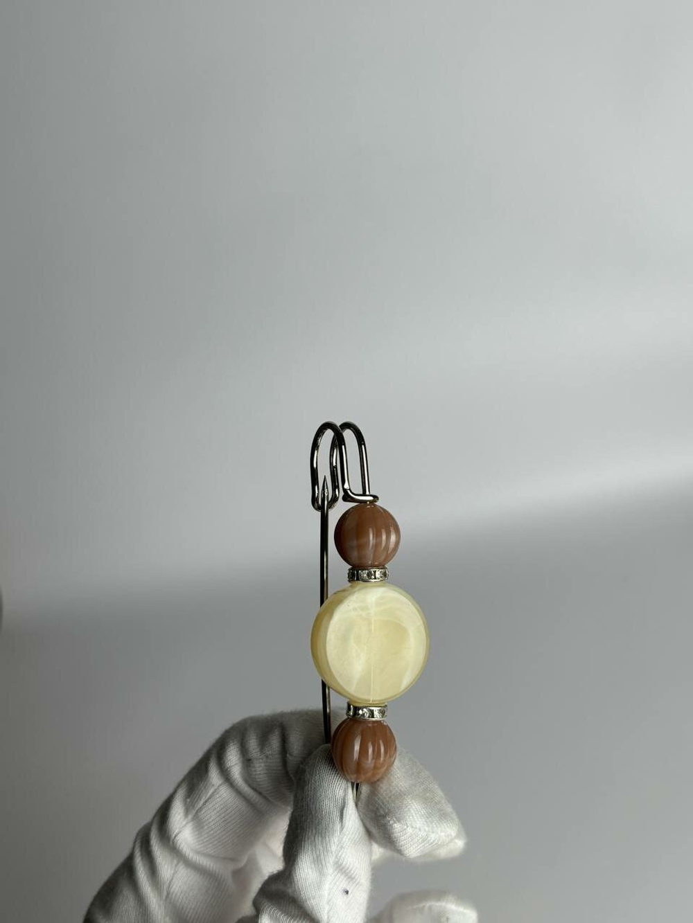 Булавка брошь "Янтарные камушки" для кардигана, пальто, платков, костюмов, одежды. Цвет  желтый