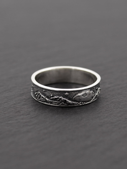 Фотография серебряного авторского кольца ручной работы с изображением лунной ночи