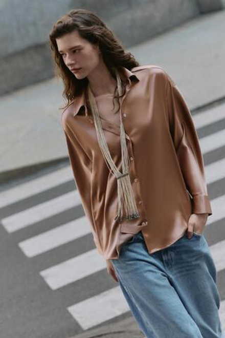 ZARA АТЛАСНАЯ РУБАШКА СО СПУЩЕННЫМ ПЛЕЧОМ, МЯГКИЙ КАШТАНОВЫЙ
