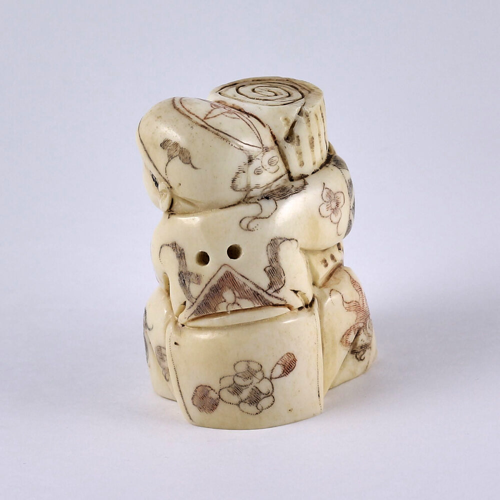 Нэцкэ Ребенок Карако с бревном