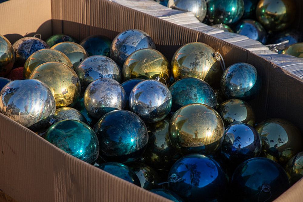 большие уличные новогодние шары на высокую елку