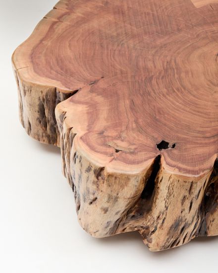 Журнальный столик Tavine из массива акации с выбеленной отделкой, с колесами Ø85 см