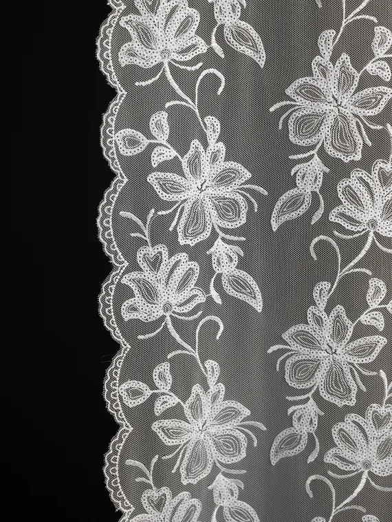 05-174 Вышивка пайетками на неэл. сетке 22 см, белый 001