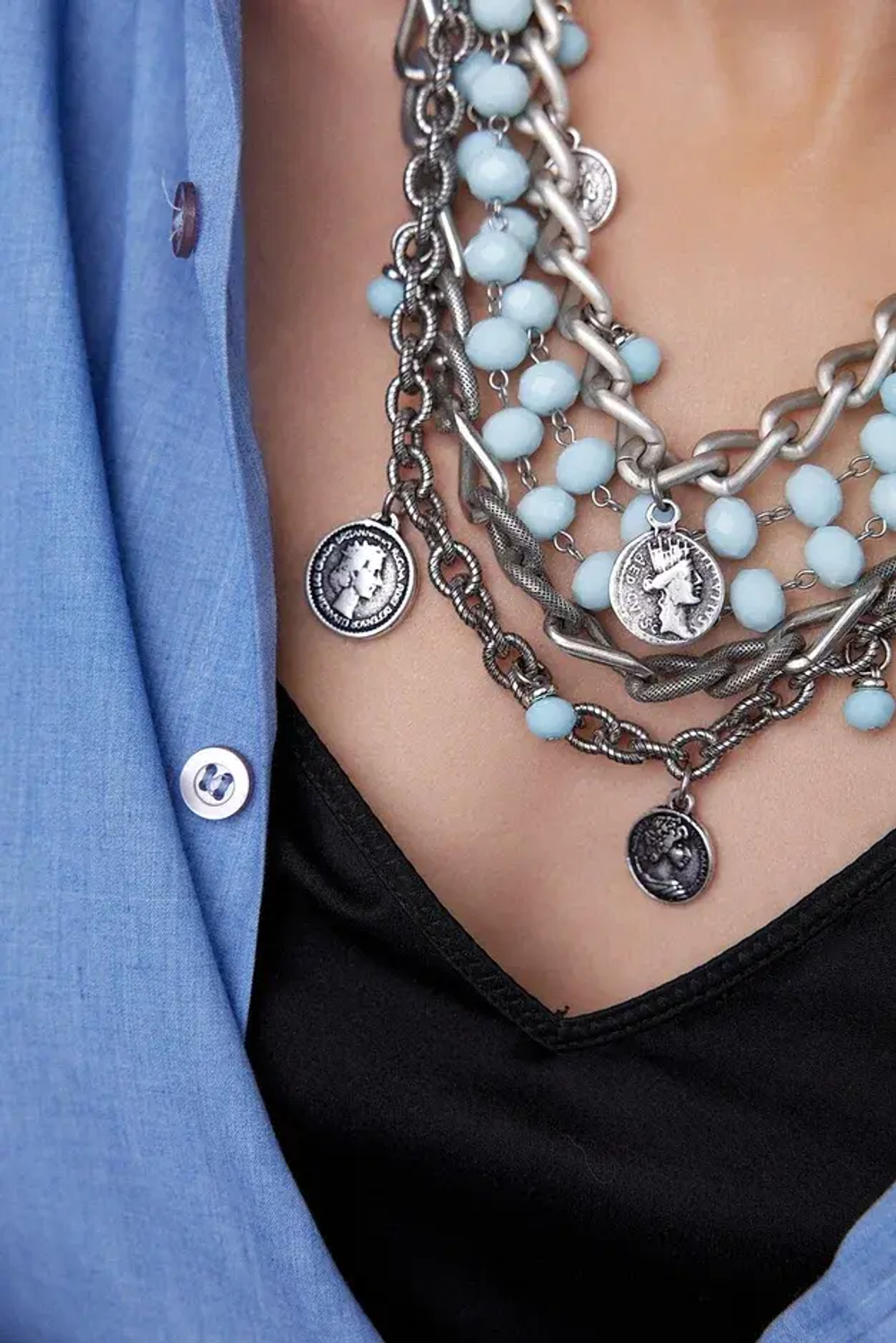 Колье многорядное с голубыми кристаллами, монетами с профилем Елизаветы II, оттенок серебро