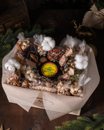 Подарочный набор орехов и сухофруктов в открытом деревянном ящике с двумя ручками №3