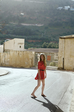 ZARA КОРОТКОЕ АСИММЕТРИЧНОЕ ПЛАТЬЕ С ПОЯСОМ, ТЕМНЫЙ ЧЕРЕПИЧНЫЙ