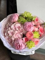 Букет из гортензии, хелеборуса, пионов, вибурнума и диантусов