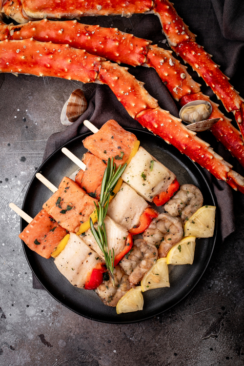 Шашлычки из форели, палтуса и креветки с лимоном , специями и травами