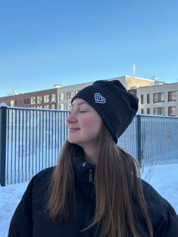 Шапка (чёрная с сердечком новая)