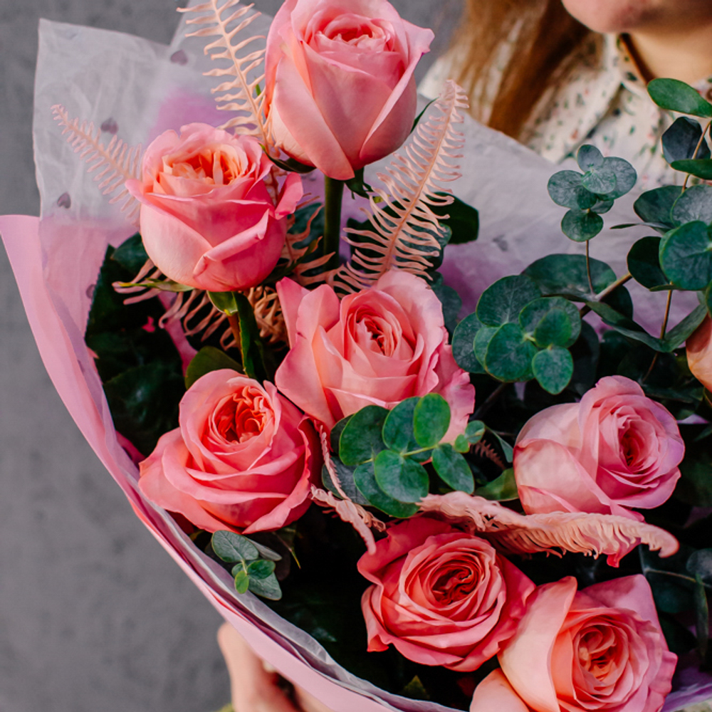 81. Нежный эффектный букет из пионовидных роз и эвкалипта