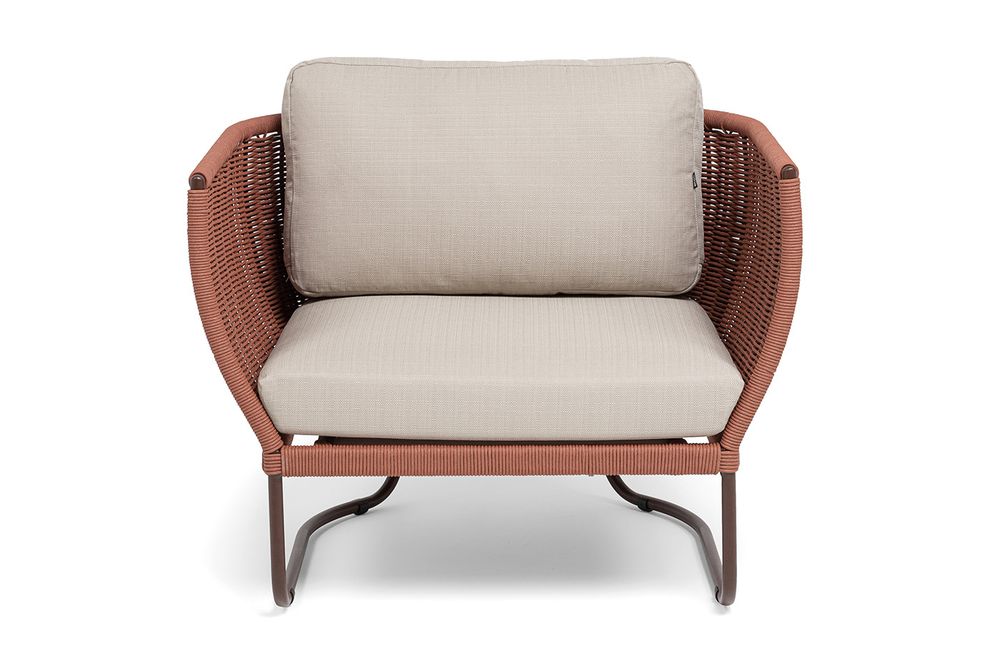 "Фиджи" кресло плетеное из роупа, каркас алюминий коричневый (RAL8016) муар, роуп красный (8372) круглый tex, ткань Mossle бежевая