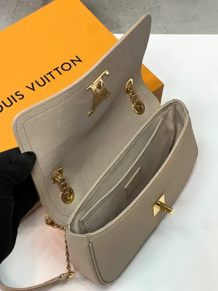 Сумка Louis Vuitton Lockme Chain East West бежевый