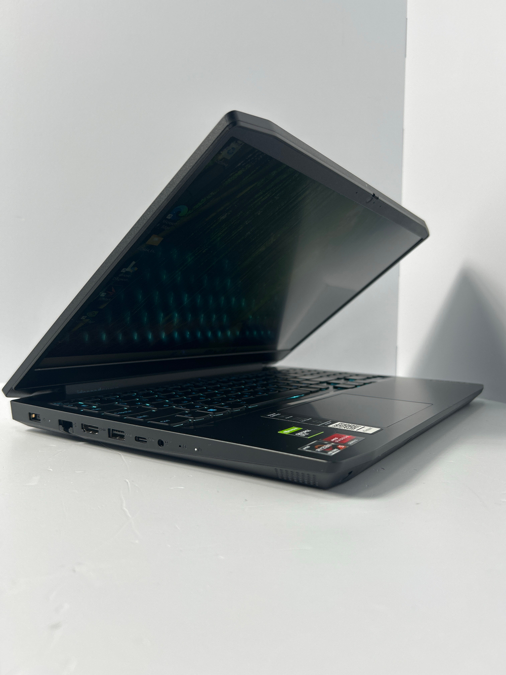 Ноутбук игровой Lenovo IdeaPad Gaming 3 15ARH05 (82EY00BDRU) 15.6"/AMD Ryzen 7 4800H/RAM 16 GB/HDD 1 TB/SSD 256 GB/NVIDIA GeForce GTX 1650 Ti 4GB/1920x1080/IPS 120 Hz/Windows 11/Подсветка кл-ры: LED/черный. Состояние: Уценка/царапины на матрице