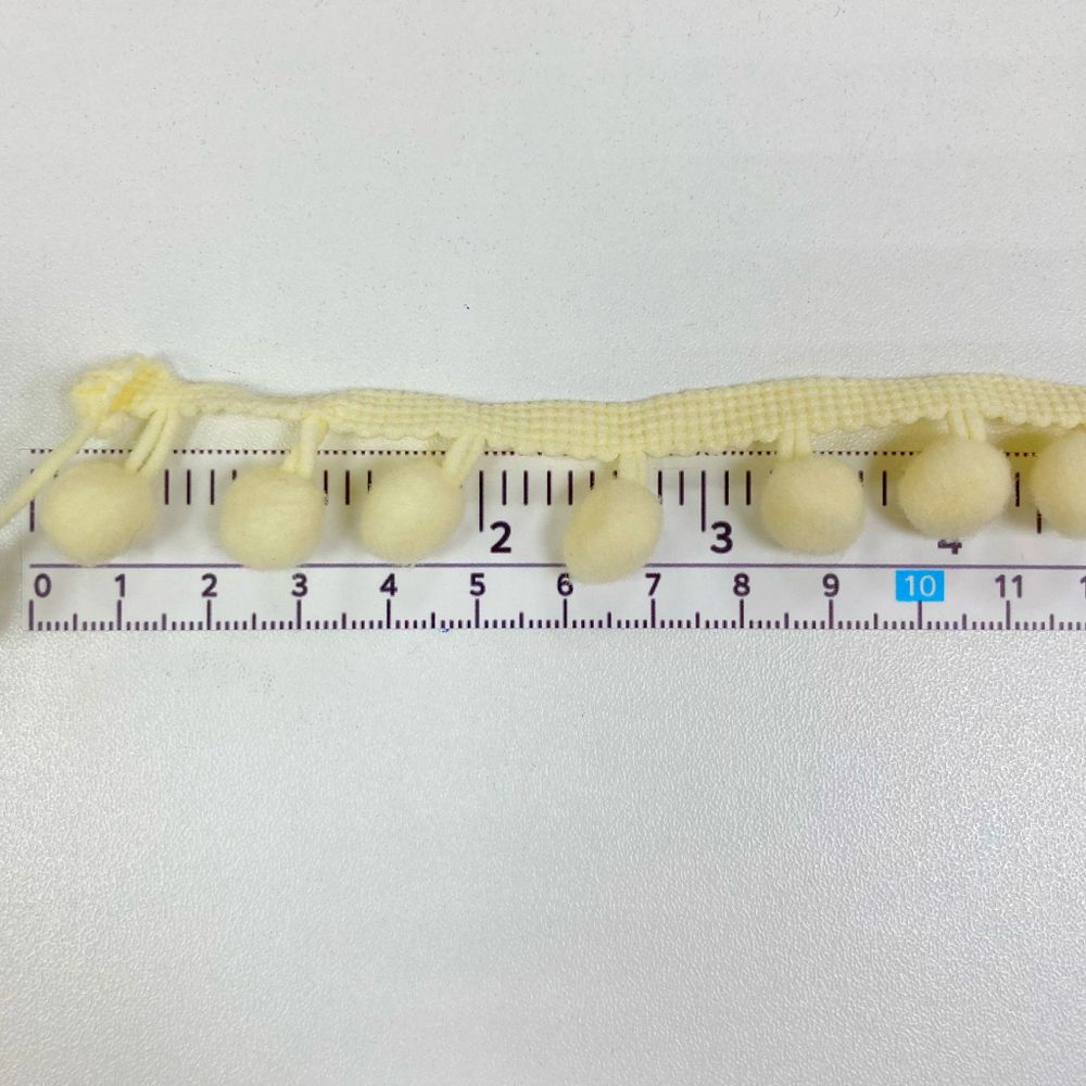 Тесьма с помпонами, цвет Банан