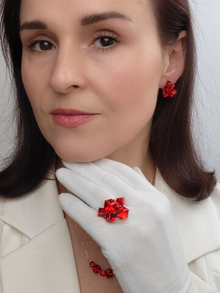Кольцо коктейльное Мираж с красными кубиками Swarovski