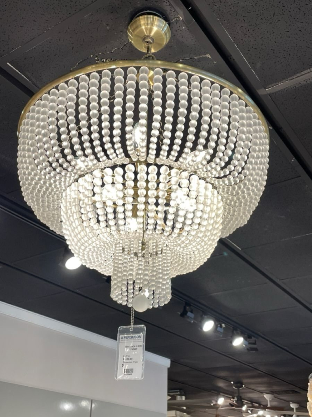 Роскошная люстра с каскадом жемчужных бусин на золотом основании ✨
