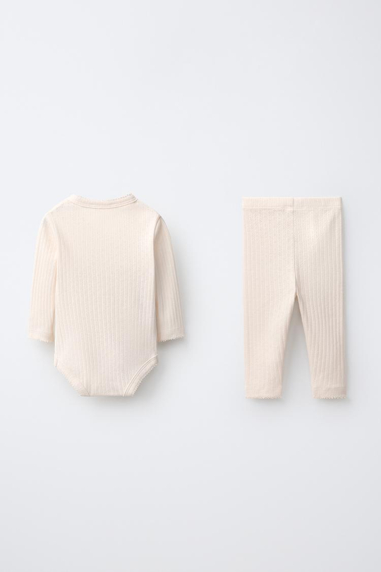 ZARA КОМПЛЕКТ ИЗ БОДИ С ЗАПАХОМ И ЛЕГИНСОВ В АЖУРНЫЙ РУБЧИК, ЭКРЮ