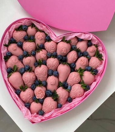 Сердце из клубники в бельгийском шоколаде "Pink Strawberry"