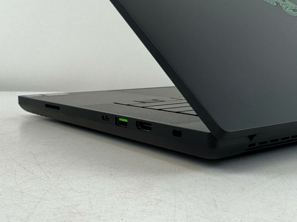 Игровой Ноутбук 16.0" ноутбук Razer Blade 16 2023 Black RZ09-0483UEJ4-R3U1 WQUXGA [3840х2400] i9 13950HX 32gb DDR5 2Tb SSD NVMe PCle NV GeForce RTX 4090 Win11 Home