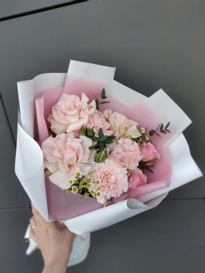 Нежный конфетный букет с пионовидной, кустовой розой, эвкалиптом и танацетумом