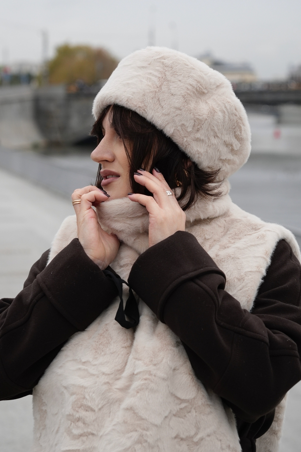 Меховой берет-кубанка молочный