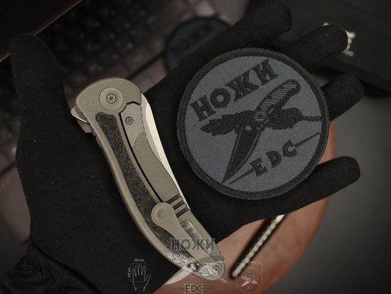Складной нож WE Knife Synergy2 912CF-A c клинком из стали Böhler M390 Microclean®, рукоять титан
