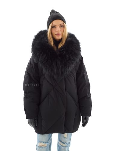 Удлиненный черный пуховик с объемным капюшоном и мехом енота