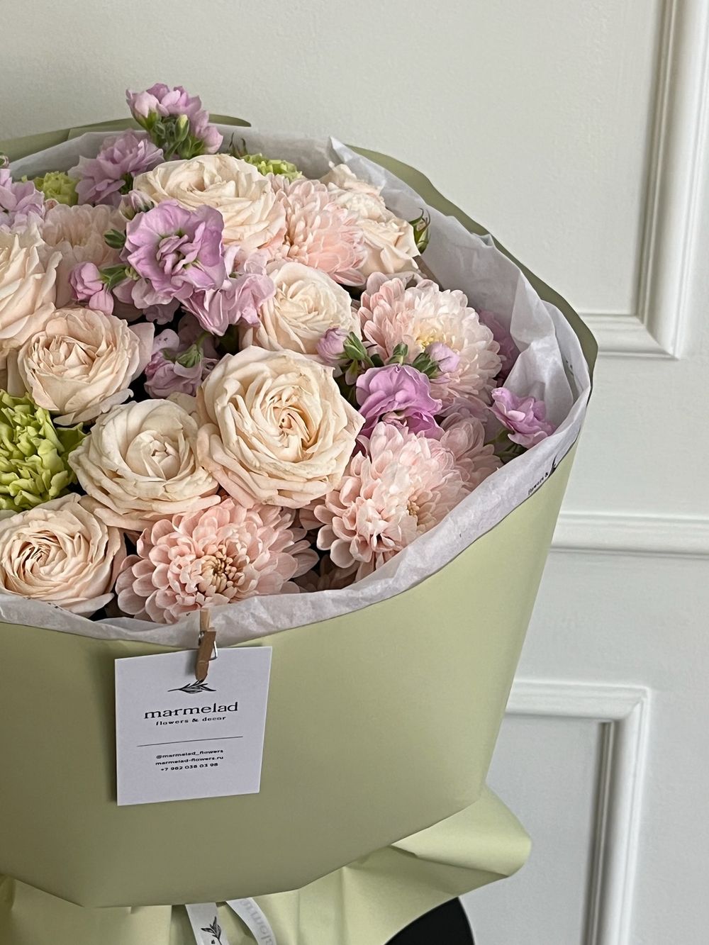 Букет из кустовой пионовидной розы, маттиолы и диантусов