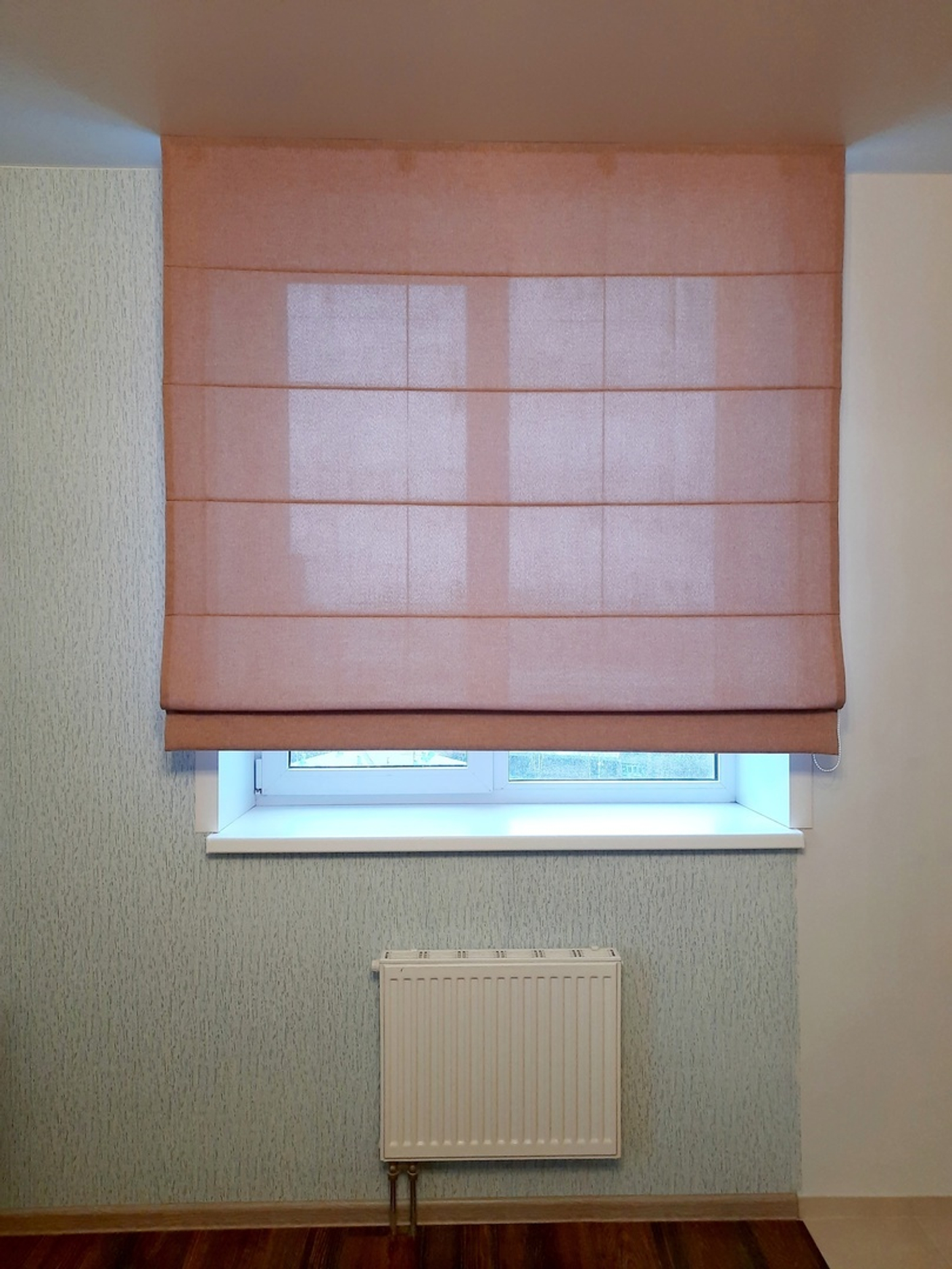 Римские шторы все чаще украшают современные интерьеры.