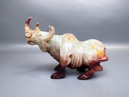 Фигура носорога из камня