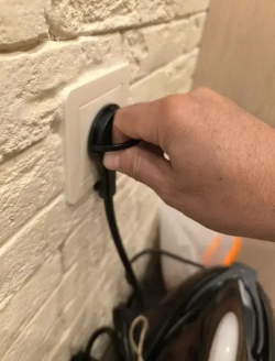 Удлинитель электрический 2 розетки 1 метр с плоской потайной вилкой невидимкой угловой