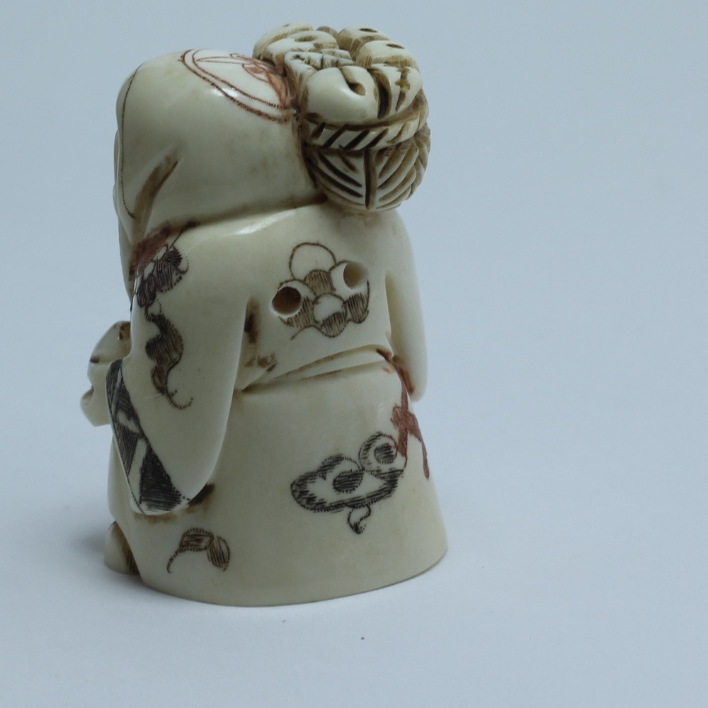 Нэцкэ Фукурокудзю с персиком и корзиной фруктов на плече