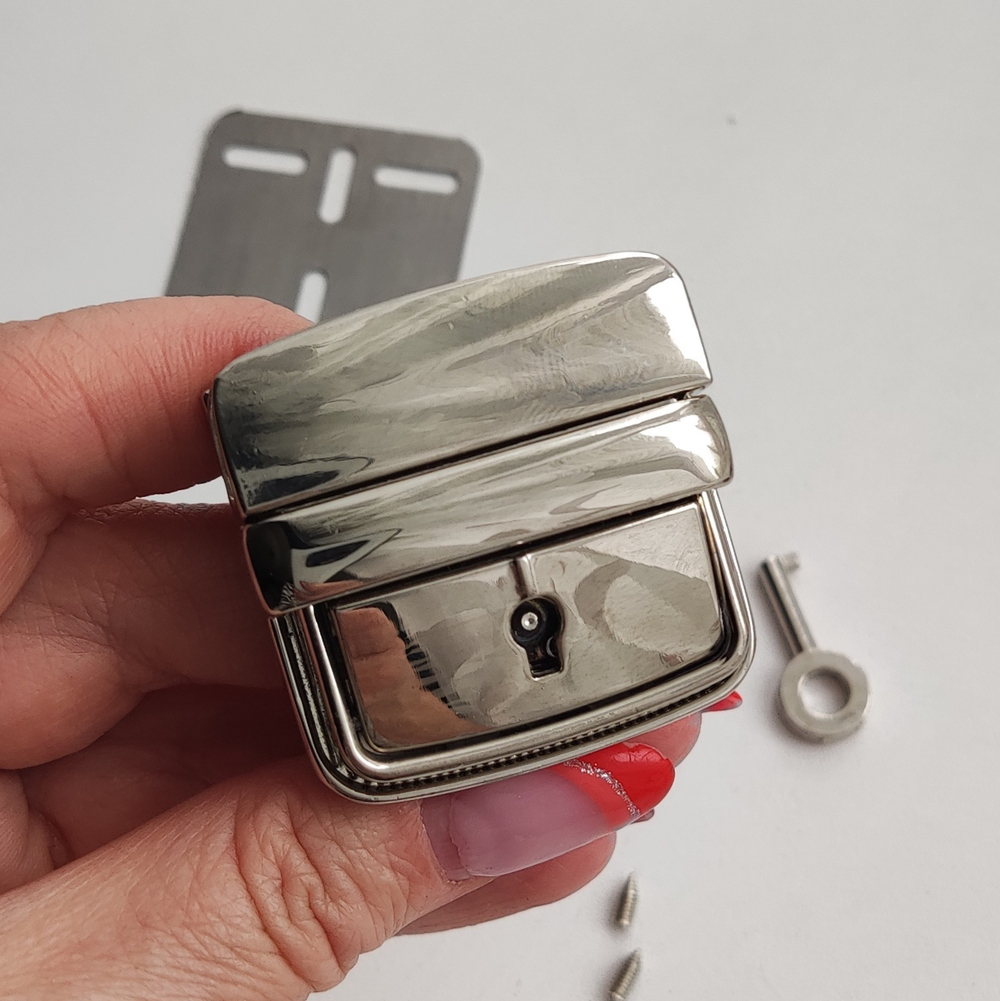 Замок-защелка портфельный на винтах 42*40 Серебро