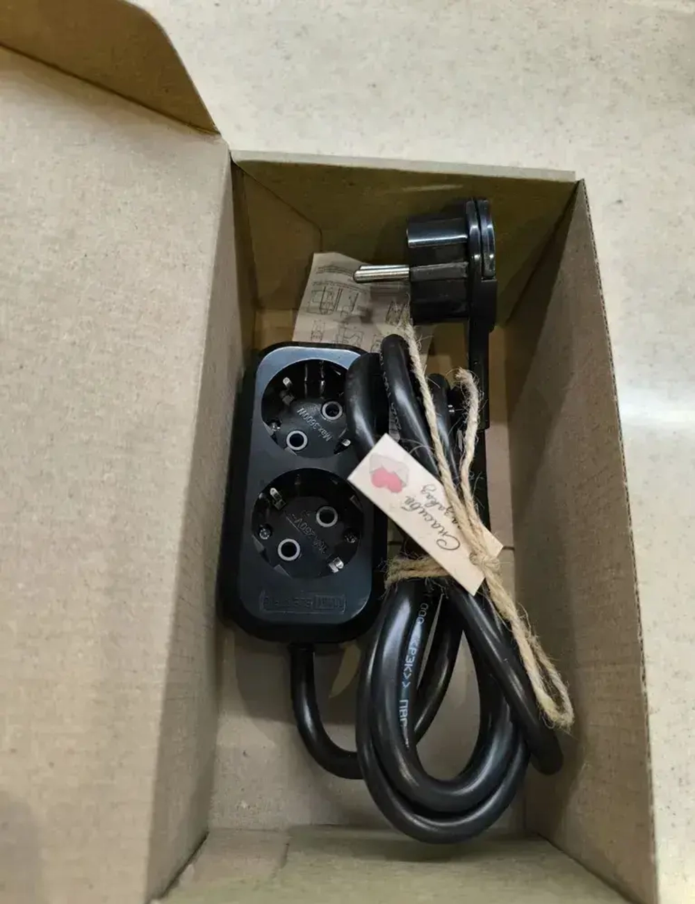 Удлинитель электрический 2 розетки 1 метр с плоской потайной вилкой невидимкой угловой