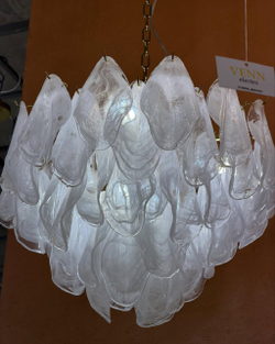 Подвесная люстра с каскадом полупрозрачных стеклянных лепестков,