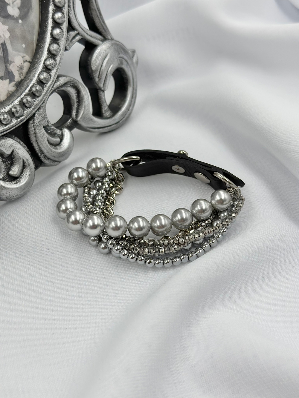 Браслет "Glam" из серого жемчуга, венецианского стекла и гематита, застежка из натур. кожи