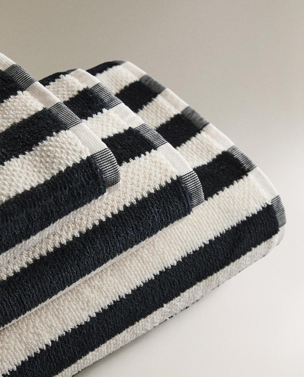 ZARA HOME ПОЛОТЕНЦЕ ДЛЯ ВАННОЙ ИЗ ВЕЛЮРА С РЕЛЬЕФНЫМ УЗОРОМ, ЧЕРНЫЙ