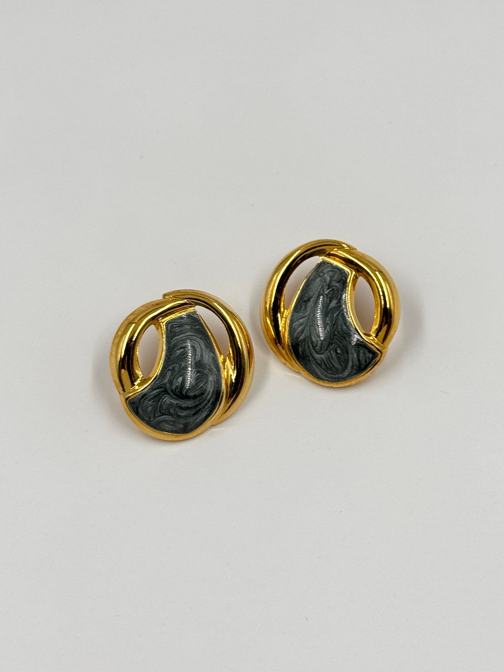 Серьги с серой эмалью Avon