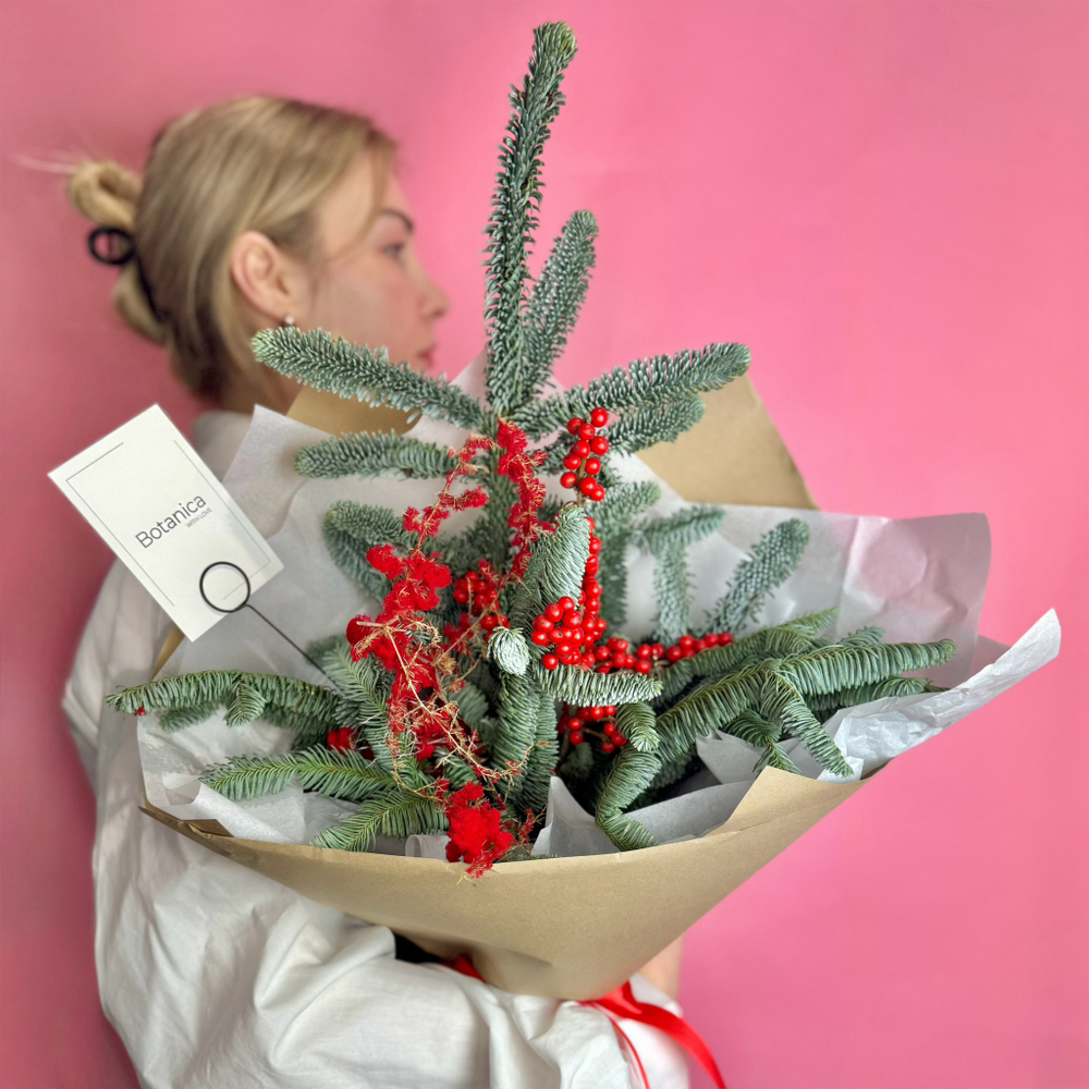 Букет с нобилисом , илексом и сухоцветами 111220251