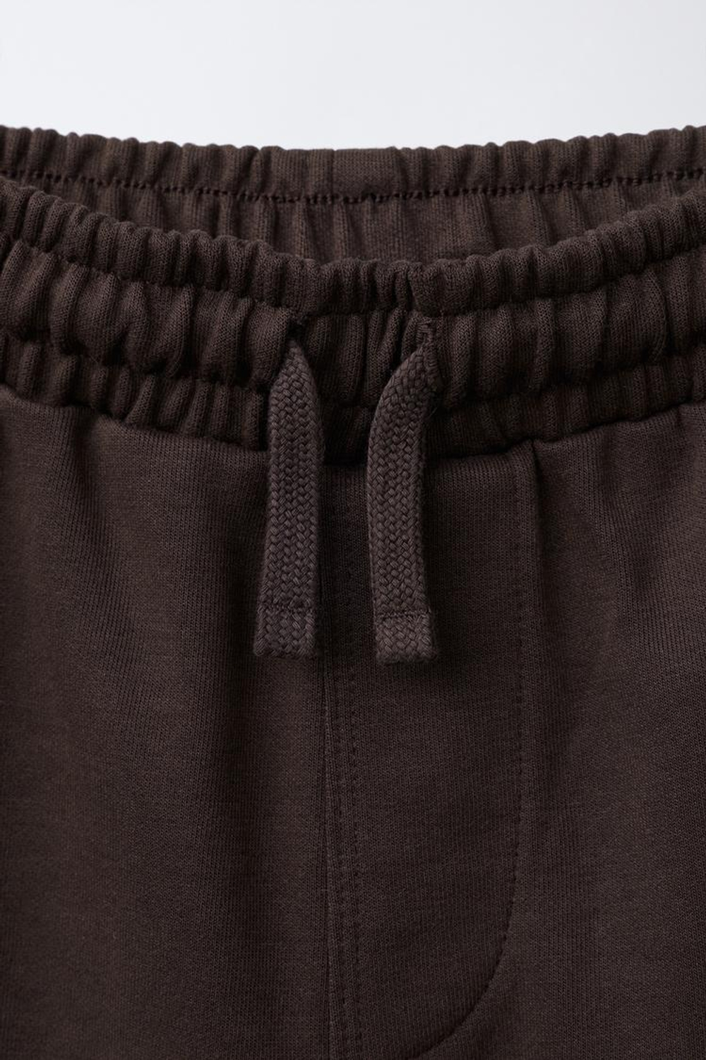 ZARA КОМПЛЕКТ ИЗ ФУТБОЛКИ И ШОРТОВ-БЕРМУДОВ ИЗ ТКАНИ ИНТЕРЛОК С НАДПИСЬЮ, ШОКОЛАДНЫЙ