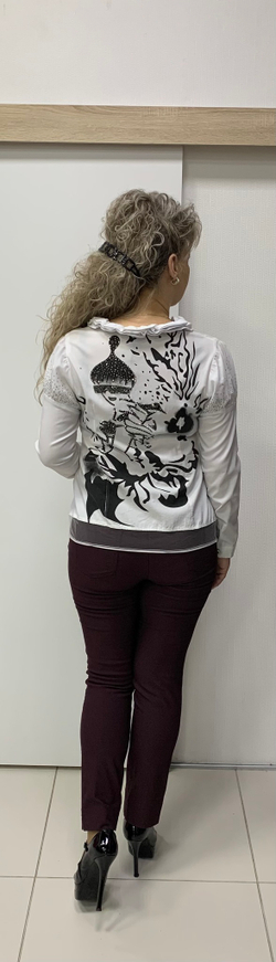 Стрейчевый белый блузон со стразовым принтом