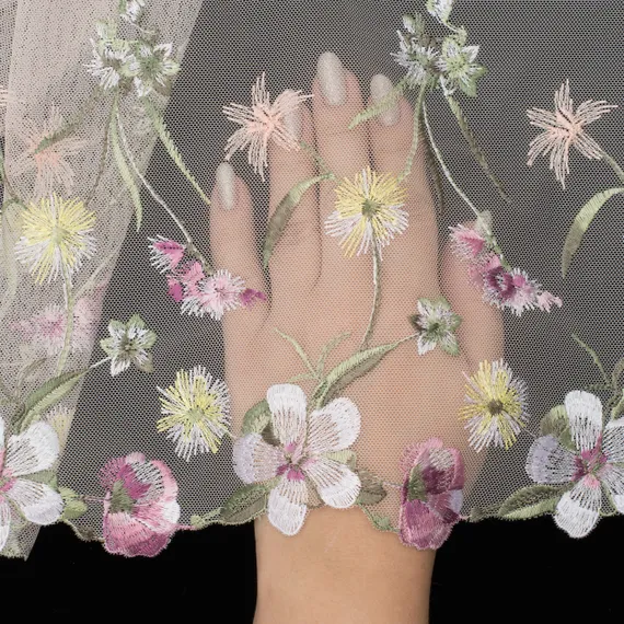 Вышивка на сетке персик/цветы (правая) 22 см