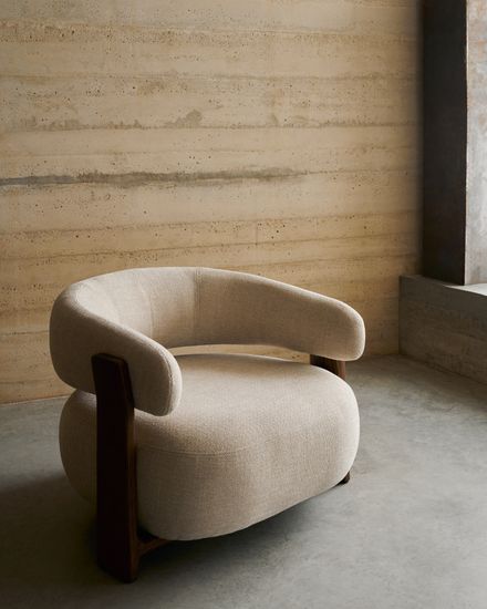 Granite Кресло из бежевого шенилла и массива ясеня в отделке орех Испания La Forma