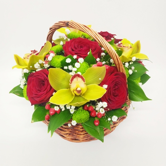 Корзина с розой и орхидеей