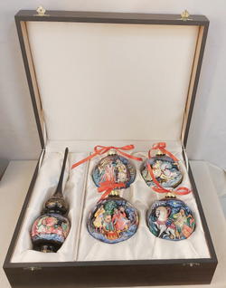 Сувенирный набор из 4-х новогодних шаров и наконечника с ручной росписью Палех