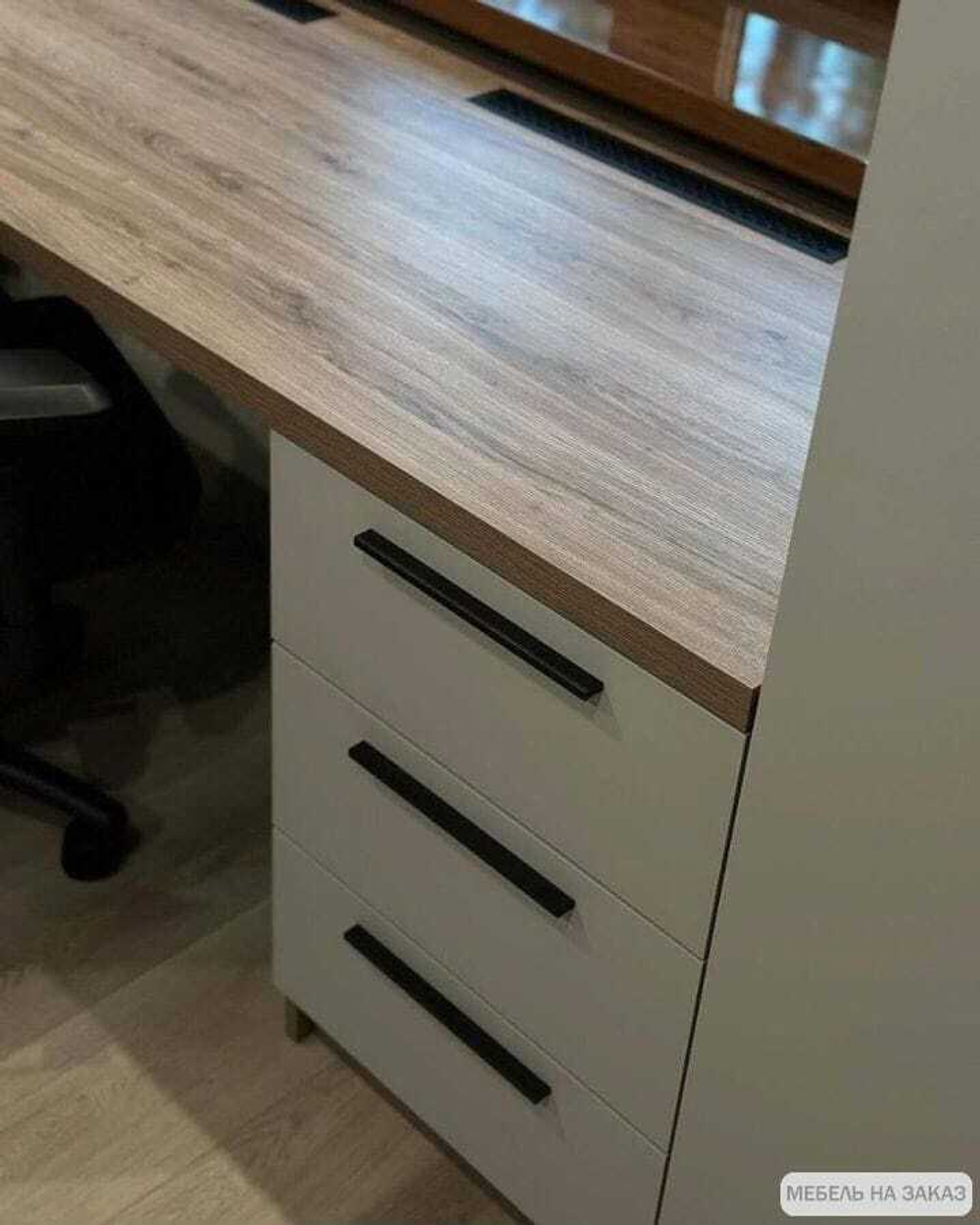 Рабочая зона у окна по индивидуальному проекту