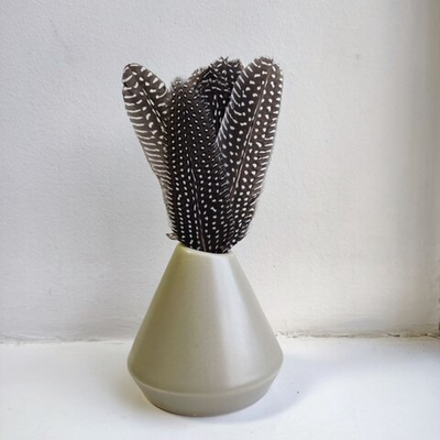 Перо цесарки натуральное серое 20 - 23 см.