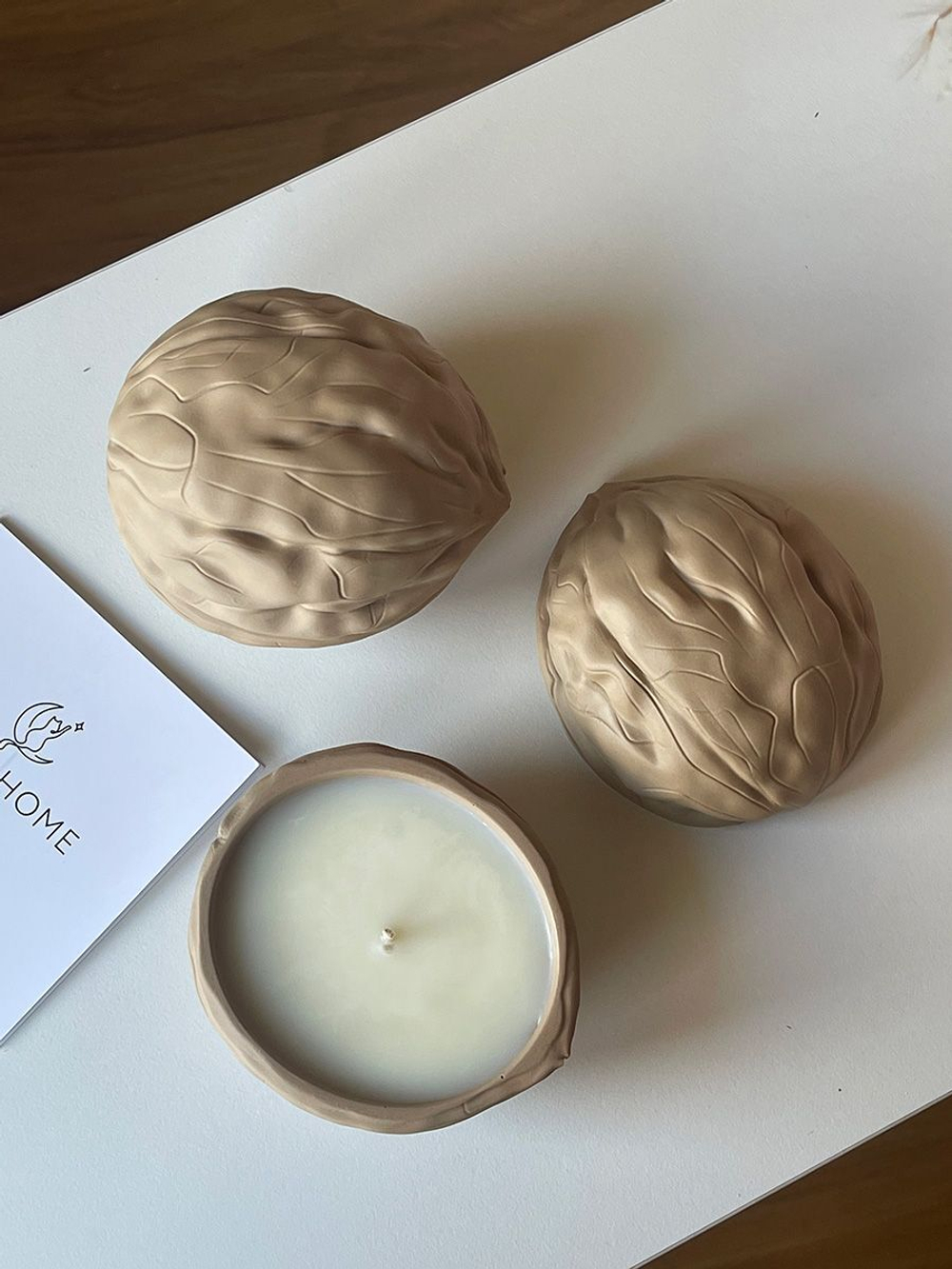 Свеча ароматическая WALNUT в подсвечникев форме грецкого ореха "Карамельный попкорн"