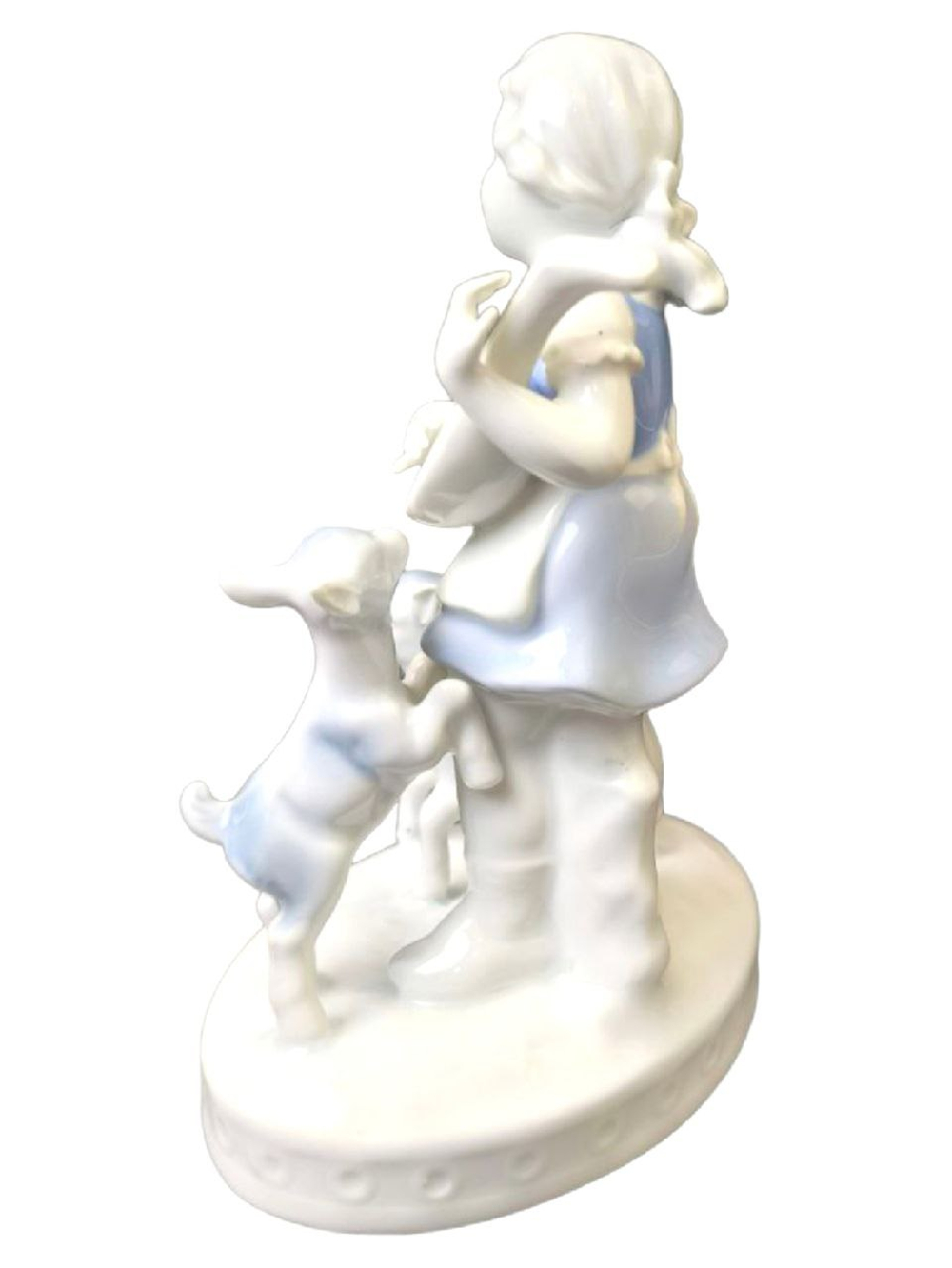 Статуэтка "Поющая девушка с лютней и ягнятами" Gerold & Co